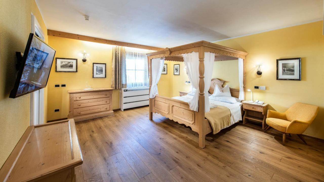 Hotel Cavallino Bianco - Weisses Roessl Сан Кандидо Екстериор снимка