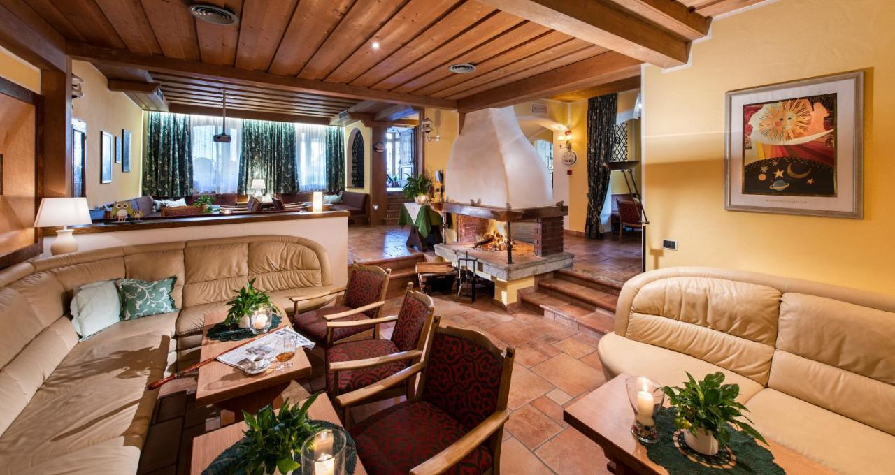 Hotel Cavallino Bianco - Weisses Roessl Сан Кандидо Екстериор снимка