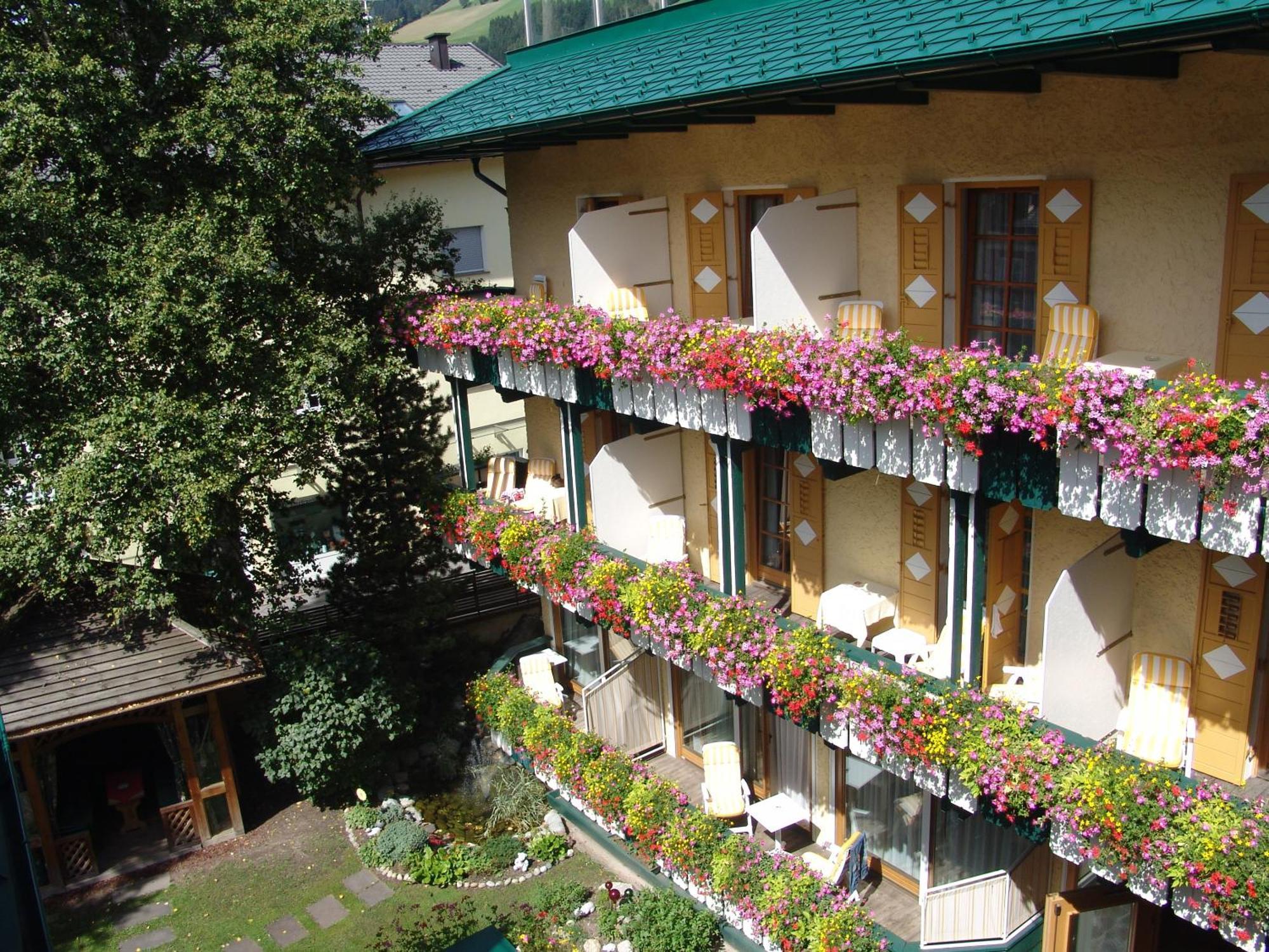 Hotel Cavallino Bianco - Weisses Roessl Сан Кандидо Екстериор снимка