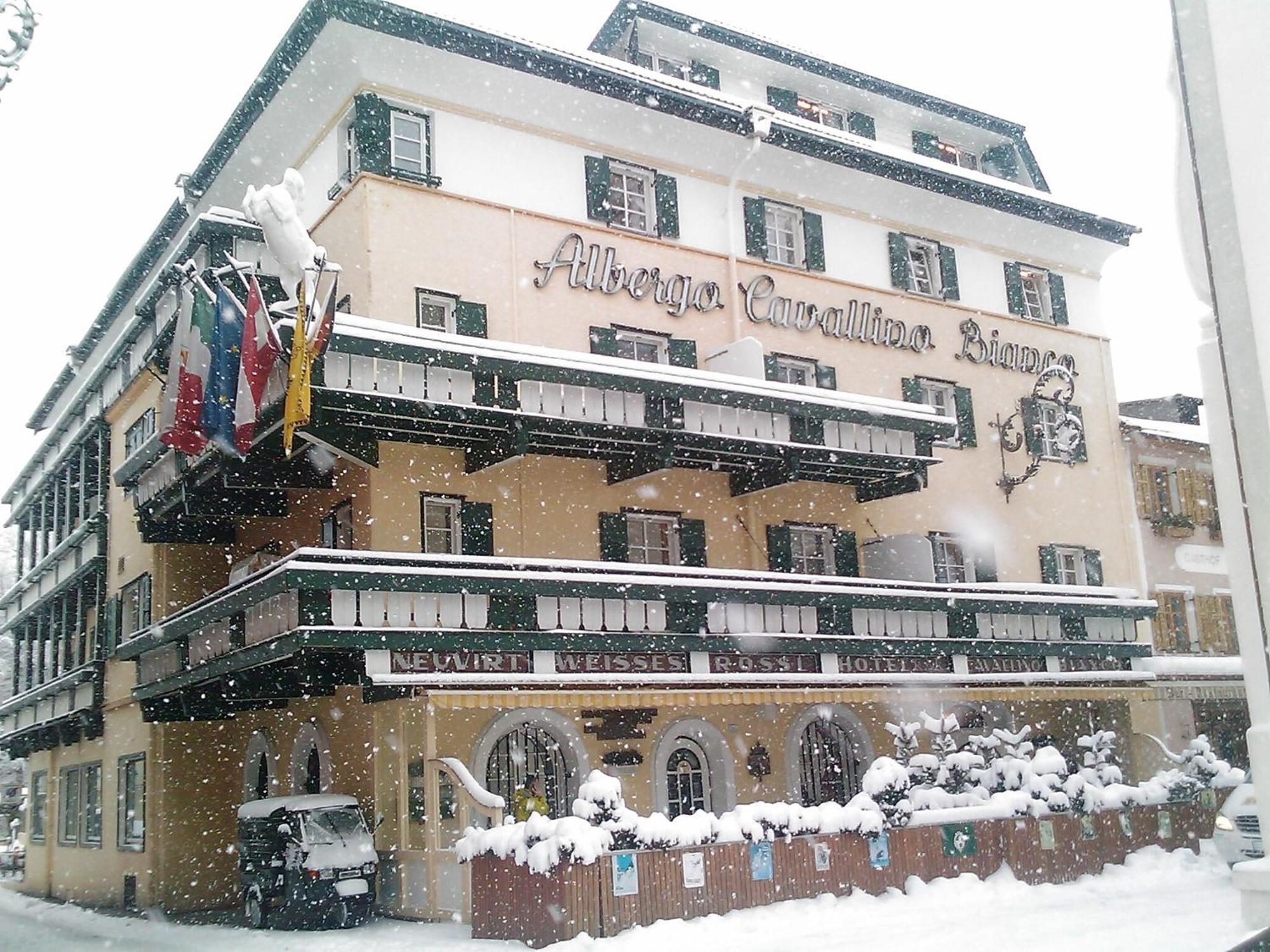 Hotel Cavallino Bianco - Weisses Roessl Сан Кандидо Екстериор снимка
