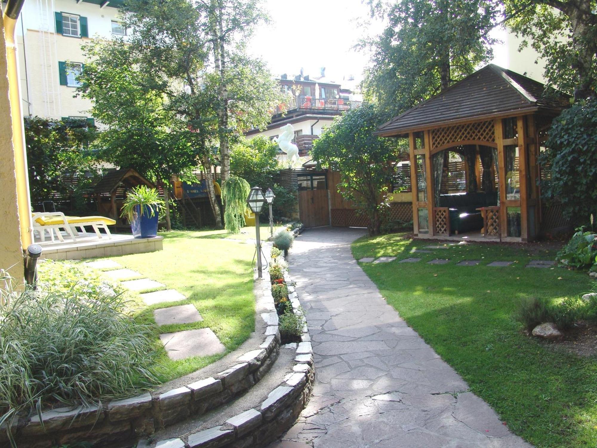 Hotel Cavallino Bianco - Weisses Roessl Сан Кандидо Екстериор снимка