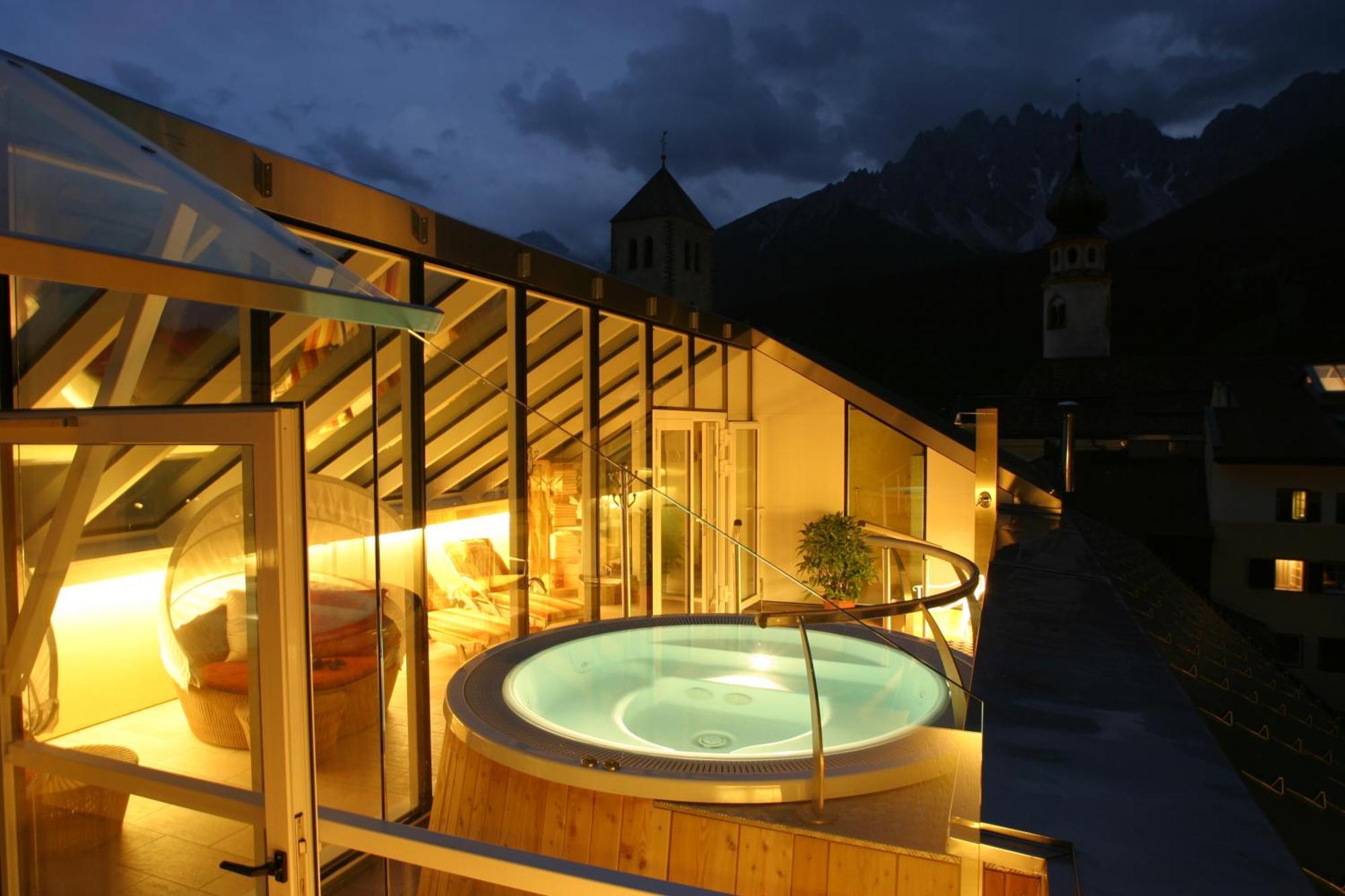 Hotel Cavallino Bianco - Weisses Roessl Сан Кандидо Екстериор снимка
