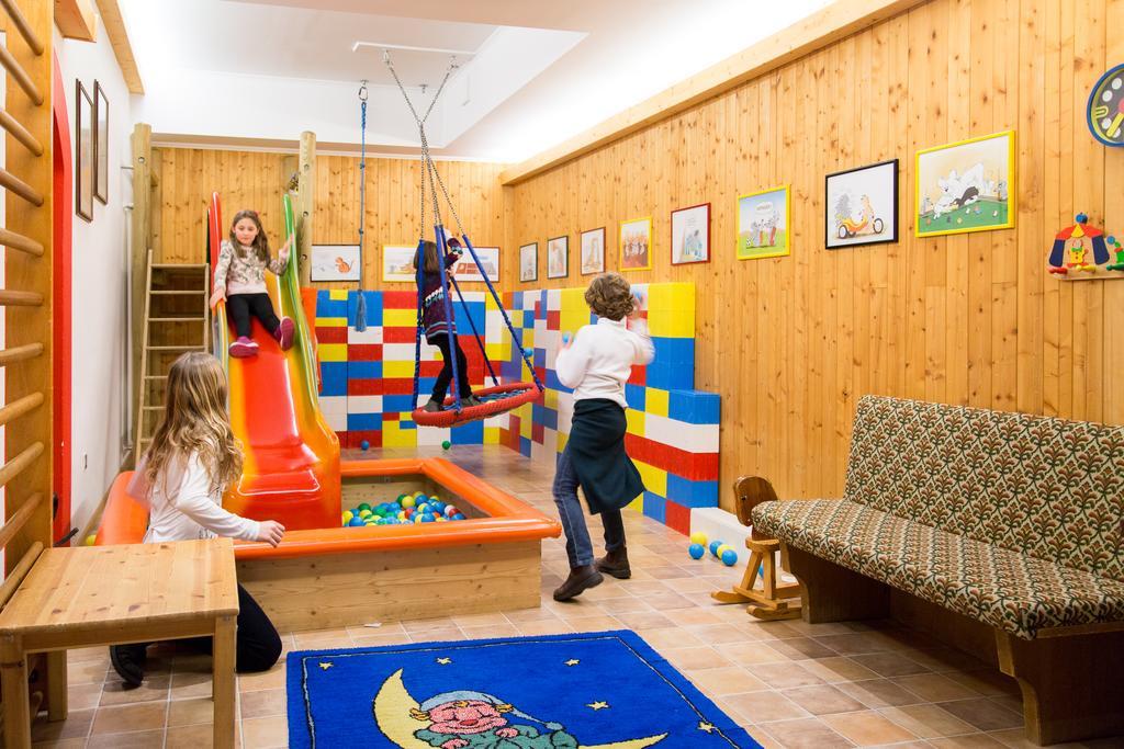 Hotel Cavallino Bianco - Weisses Roessl Сан Кандидо Екстериор снимка
