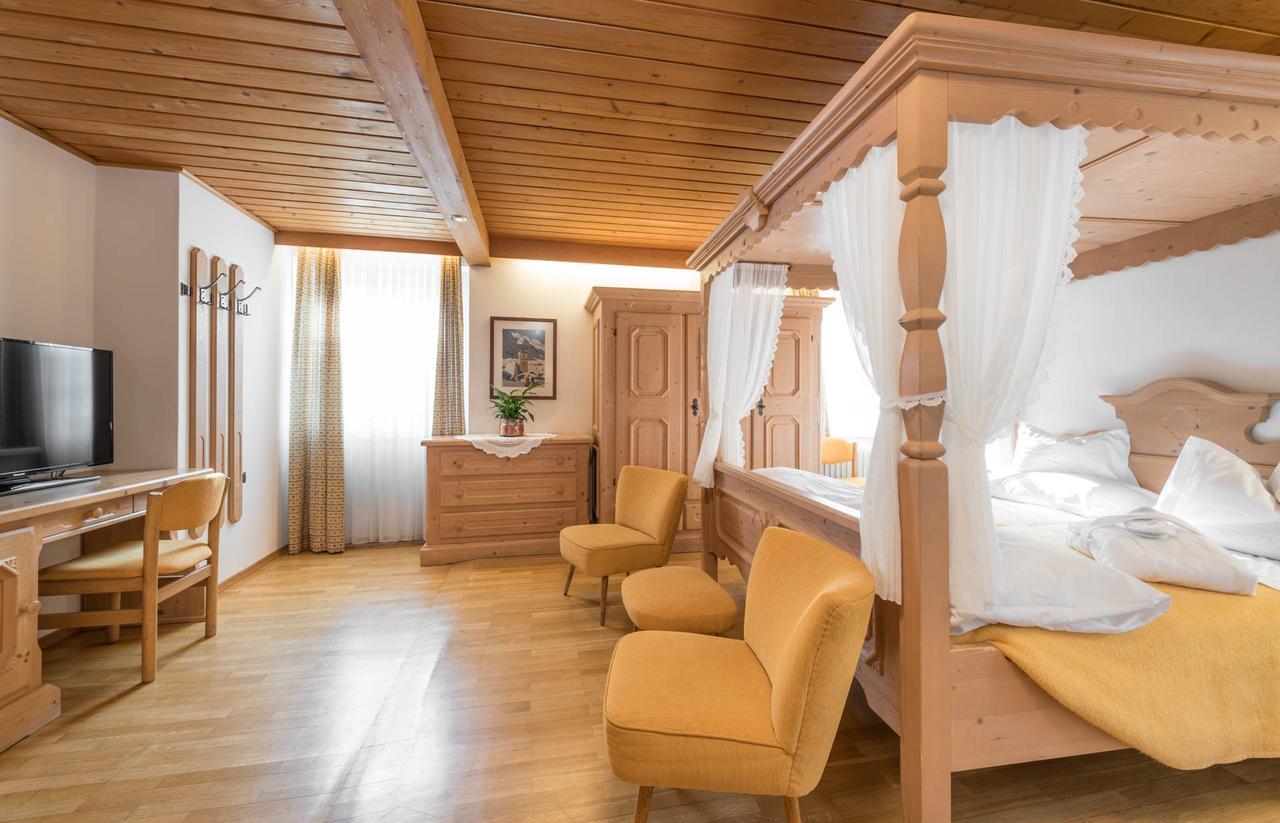 Hotel Cavallino Bianco - Weisses Roessl Сан Кандидо Екстериор снимка